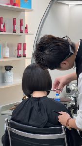 Tư vấn 1:1 tận tình: Stylist kiểm tra nền tóc, tư vấn dáng tóc và màu nhuộm tối ưu trước khi thực hiện.