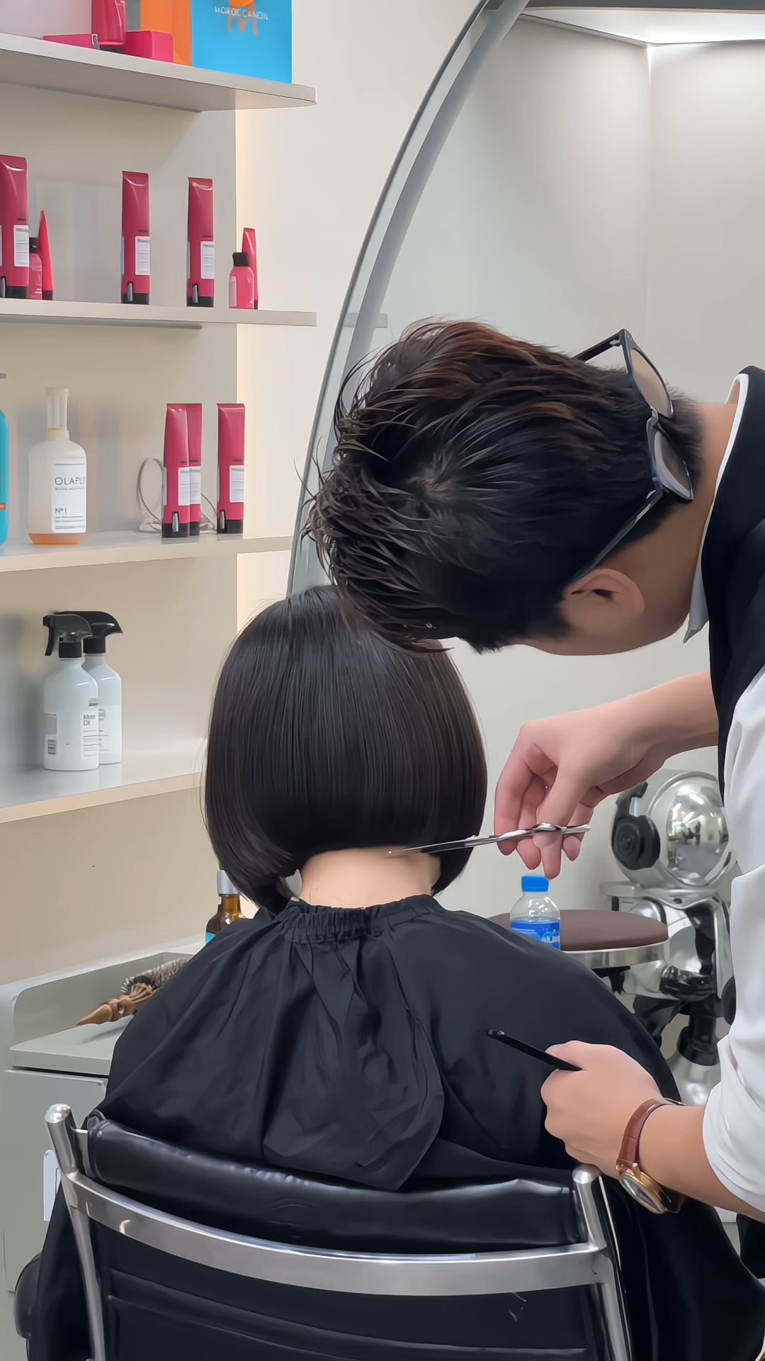 Tư vấn 1:1 tận tình: Stylist kiểm tra nền tóc, tư vấn dáng tóc và màu nhuộm tối ưu trước khi thực hiện.